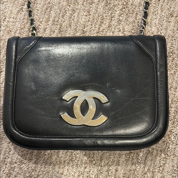 Chanel Black Crossbody Bag with Elegant Chain and Iconic Logo - Picture 1 of 5